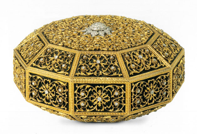 “Scrigno Mediceo”, 1970, di forma decagonale in oro giallo, con fondo in acciaio brunito e  diamanti incastonati in castoni di oro bianco